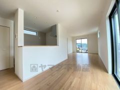 家族が集まる開放的なリビング。約18帖の大空間で毎日のお食事が楽しみです＾＾思い思いの時間を過ごしたり、家族みんなで食事をしたり、素敵な団らんの場になりますね。