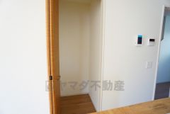 キッチン横パントリー収納。食器やキッチン用品、食料品の保存に便利です＾＾高さのある物もスッキリ収納できます＾＾