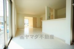 同仕様写真。大きな窓のあるリビングは、陽光あふれる明るい空間です。居心地良く、ご家族皆がゆったり寛げる憩いの空間となりそうです。