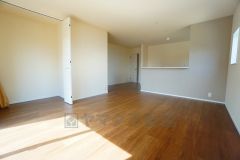 対面式キッチンを中心としたリビングダイニングで家族の会話が弾みそうです。