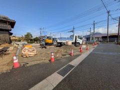前面道路は公道北東側約8.7ｍ、北側約5ｍ、南側約4ｍ。設備仕様も充実した新築戸建です。