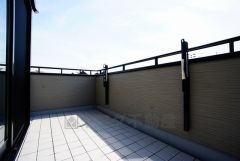 同仕様写真。南東側に面したバルコニーは日当たり抜良好です。お洗濯物も気持ちよく干せそうです。