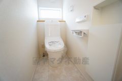 温水洗浄機付トイレです。節水機能もあるので、安心して使えますね。もちろん、1階2階の2ヶ所にトイレがあるので、忙しい朝にもゆとりができますね。
