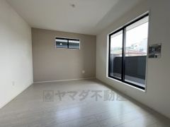 デザインクロスが2階洋室の雰囲気を上品に仕上げています。いつもと違う雰囲気のお部屋をお楽しみください。