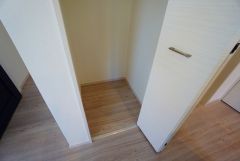物が散らかりやすいリビングに収納スペースを確保。書類や雑貨をひとまとめにできまるため、お部屋をすっきりさせることが出来ます。