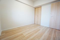 暖かい日差しが差し込む洋室。たっぷり収納できるクローゼット付きでお部屋の中をすっきりと快適に保てます。