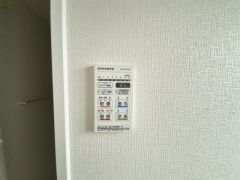 浴室暖房乾燥機には、暖房、乾燥、涼風、換気の4つの機能が付いています。タイマー付きです。
