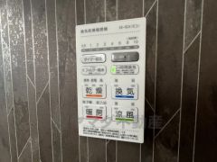 雨の日の洗濯も安心できる浴室暖房乾燥機付き浴室。リモコンで操作もボタン1つで簡単。 浴室暖房乾燥機には、暖房、乾燥、涼風、換気の4つの機能が付いています。タイマー付きです。