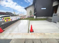 駐車スペースはゆとりある3台分を確保。マイカー用に、お客さま用に、余裕を持ってご利用いただけます。