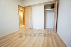 木目調のシンプルデザインで落ち着きと安らぎの空間に仕上げています。各部屋に収納が完備されているので、お荷物が多くなっても安心の設計です。