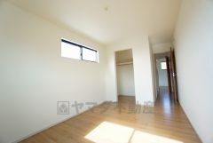 暖かい日差しが差し込む洋室。たっぷり収納できるクローゼット付きでお部屋の中をすっきりと快適に保てます。