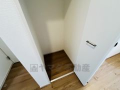 2階廊下収納。掃除用品や日用品のストックなどの収納に便利です＾＾