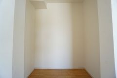 収納力豊富なウォークインクローゼット付き。洋服や小物などを1箇所にまとめて美しい収納を実現します。