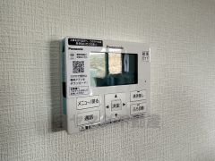 キッチン横からお湯張り、追い炊き、足し湯がボタン一つで楽々操作できる給湯機リモコンです＾＾忙しい夕飯の準備の時間帯に重宝しますね。