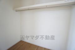 ハンガーパイプ付で散らかりがちな洋服類もきれいに整理できます。使用頻度が少ないものは枕棚の上に、足元には3段ボックスを置いて、フル活用できるクローゼットです＾＾