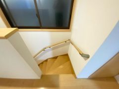 ご年配の方でも安心できる、手すり付き階段です＾＾段差も低めで設定されてますので安全性にも優れてますね＾＾