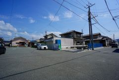 前面道路は交通量が少なく小さなお子様がいるご家庭も安心です＾＾