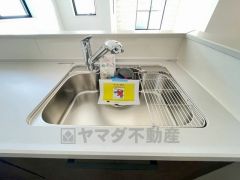 広々とした凸型シンクに洗剤ポケットを標準装備。大きなお鍋など洗いやすいです。洗剤や石鹸、スポンジもすっきりできる収納付き。