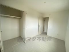 木目調のシンプルデザインで落ち着きと安らぎの空間に仕上げています。各部屋に収納が完備されているので、お荷物が多くなっても安心の設計です。