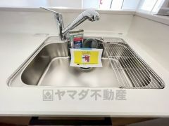 広々とした凸型シンクに洗剤ポケットを標準装備。大きなお鍋など洗いやすいです。洗剤や石鹸、スポンジもすっきりできる収納付き。