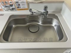 広々とした凸型シンクに洗剤ポケットを標準装備。大きなお鍋など洗いやすいです。洗剤や石鹸、スポンジもすっきりできる収納付き。