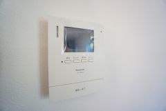 防犯性もばっちり、TVモニター付きインターフォン完備。大きなモニターで玄関先を確認できます。録画機能が付いているので不在時の訪問者も確認できて安心です^^