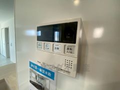 キッチン横からお湯張り、追い炊き、足し湯がボタン一つで楽々操作できる給湯機リモコンです＾＾忙しい夕飯の準備の時間帯に重宝しますね。