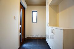 たっぷり収納できるシューズボックスです。家族全員の靴がきれいに整頓できます。棚の上にお花や写真を飾っても良いですね。