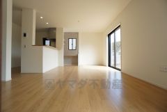 同仕様写真。家族が集まる開放的なリビング。約19.3帖の大空間で毎日のお食事が楽しみです＾＾思い思いの時間を過ごしたり、家族みんなで食事をしたり、素敵な団らんの場になりますね。