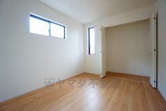 2面採光を確保した明るい室内は、風通しも良く、大変居心地の良い空間となっております。爽やかな風を感じて起きる朝は、快適生活の始まりに。