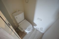 温水洗浄機付トイレです。節水機能もあるので、安心して使えますね。もちろん、1階2階の2ヶ所にトイレがあるので、忙しい朝にもゆとりができますね。