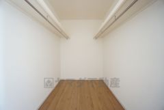 ハンガーパイプ付で散らかりがちな洋服類もきれいに整理できます。使用頻度が少ないものは枕棚の上に、足元には3段ボックスを置いて、フル活用できるクローゼットです＾＾