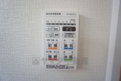 雨の日の洗濯も安心できる浴室暖房乾燥機付き浴室。リモコンで操作もボタン1つで簡単。 浴室暖房乾燥機には、暖房、乾燥、涼風、換気の4つの機能が付いています。タイマー付きです。