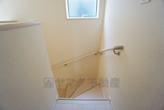 ご年配の方でも安心できる、手すり付き階段です＾＾段差も低めで設定されてますので安全性にも優れてますね＾＾