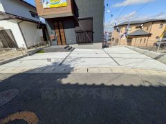 駐車スペースはゆとりある2台分を確保。マイカー用に、お客さま用に、余裕を持ってご利用いただけます。 ご夫婦で1台ずつと急な来客やご友人が来ても安心して駐車できます＾＾