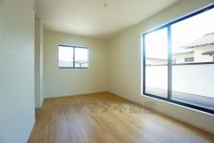 住む人のこだわりを活かす洋室＾＾日当たりがよく、寝室としての利用もおすすめ。広めのクローゼットもあり荷物もすっきり片付けれ、ゆとりのある暮らしが出来ます＾＾