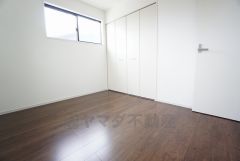 住む人のこだわりを活かすお部屋です＾＾日当たりがよく、寝室としての利用もおすすめ。
