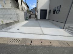 並列で2台分の駐車スペースを確保＾＾マイカー用に、お客さま用に、余裕を持ってご利用いただけます。