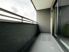 南側に面した大型のバルコニーは日当たり良好です。お洗濯物も気持ちよく干せそうです。 テーブルとイスを置いてカフェタイムや日光浴、星を眺めたりも良いですね^^