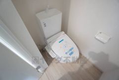 温水洗浄機付トイレです。節水機能もあるので、安心して使えますね。もちろん、1階2階の2ヶ所にトイレがあるので、忙しい朝にもゆとりができますね。