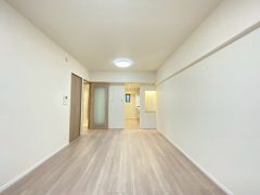 リビングは広々とした設計で、家族が集い、寛ぐ暮らしの空間を演出しています。将来にわたって住みやすくプランニングを重ねて設計された間取で日々の生活をしやすい導線を考えた居住空間を創り上げております＾＾