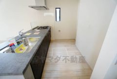 対面式カウンターキッチンでお子様の様子が見守れます。カウンタートップは耐熱性に優れており、日ごろのお掃除もふき取るだけでＯＫ。ステンレスシンクも簡単にお掃除できますよ。