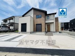 角地。宇美駅まで徒歩13分。コンビニ・ドラックストアまで徒歩8分。並列駐車2台・ウォークインクローゼット・シューズインクローク・パントリー・お庭付き。