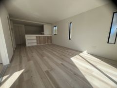 大きな窓のあるリビングは、陽光あふれる明るい空間です。居心地良く、ご家族皆がゆったり寛げる憩いの空間となりそうです。