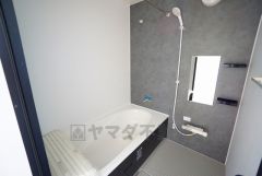 1日の疲れを癒すくつろぎのバスルーム。足を伸ばしてもゆったりと入れるサイズです。お子様と一緒にお風呂に入っても狭くないですね^^