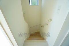 ご年配の方でも安心できる、手すり付き階段です＾＾段差も低めで設定されてますので安全性にも優れてますね＾＾