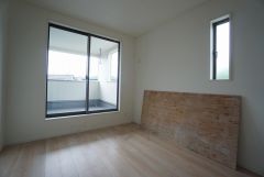 2面採光を確保した明るい室内は、風通しも良く、大変居心地の良い空間となっております。爽やかな風を感じて起きる朝は、快適生活の始まりに。