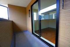 南側に面したバルコニーは日当たり良好です。お洗濯物も気持ちよく干せそうです。