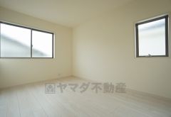 同仕様写真。2面採光を確保した明るい室内は、風通しも良く、大変居心地の良い空間となっております。爽やかな風を感じて起きる朝は、快適生活の始まりに。