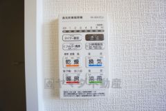 雨の日の洗濯も安心できる浴室暖房乾燥機付き浴室。リモコンで操作もボタン1つで簡単。 浴室暖房乾燥機には、暖房、乾燥、涼風、換気の4つの機能が付いています。タイマー付きです。